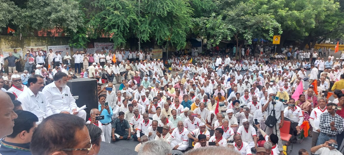 EPS-95 Pensioners' Protest Gains Political Support, MPs to Protest inside Parliament complex