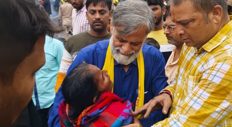 Darbhanga Cylinder Blast Victims Meet Jan Suraj Party Candidate Rakesh Mishra, Who Urges Compassion Over Politics
