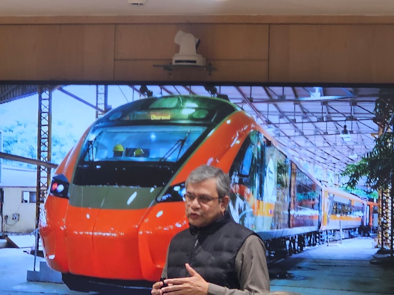 PM Modi to Soon Inaugurate India’s First Vande Bharat Sleeper Train on Howrah–Guwahati Route